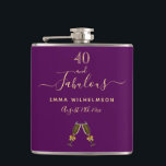 40 fabelhaftes lila Monogramm Foto Flachmann<br><div class="desc">Einfaches, lustiges und elegantes 40. Geburtstagsgeschenk für eine Frau aus ihrer besten(n) Freundin(en) Familie oder Kollegen. Ein lila feminininer Hintergrund mit zwei Champagnergläsern, flötet als Dekoration. Mit dem Text: 40 und fabelhaft. Personalisieren und fügen Sie einen Namen und ein Datum hinzu. Goldene Buchstaben. Das Wort Fabulous wird mit einem angesagten,...</div>