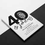 40 & Fabulous Foto 40. Geburtstagsfeier Einladung<br><div class="desc">Stilvoll editierbare 40. Geburtstagseinladung mit 40 & fabelhaften,  40 großen,  mit einem Foto in der Null,  mit schwarzem Schriftart über einem klassischen weißen Hintergrund und einem Geburtstagsgeschenk,  das leicht zu personalisieren ist.</div>