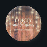 40 & Fabulous Rustic Holz String Light Geburtstag Pappteller<br><div class="desc">Rustikales Braunholz mit Streichholzpapier-Tellern. Bearbeiten Sie Schriftart und Farbe,  um sie weiter anzupassen.</div>