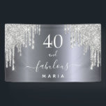 40 fantastischer Geburtstag funkelnder Glitzer Sil Banner<br><div class="desc">Ein trendiger und glamouröser 40. Geburtstag. Ein Imitat silber Metall, Folie aussehend Hintergrund mit Imitaten silberne Glitzer Tropfen, Farbe Tropfaussehen. Mit dem Text: 40 und fabelhaft. Personalisieren und einen Namen hinzufügen. Weißer Text Das Wort Fabulous wird mit einem modernen handgeschriebenen Stilskript mit Swashes geschrieben. Kann als Begrüßungsbanner oder Party Wanddekoration...</div>