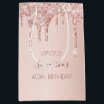 40. Geburtstag 40 Rose Gold Glitzer Tropfen Mittlere Geschenktüte<br><div class="desc">Eine Geschenktasche für einen gmädchenhaften und glamourösen 40. Geburtstag. Ein Imitat Rose goldener Hintergrund mit einem eleganten Imitat Rose Gold Glitzer Tropfen,  Farbe Tropfen aussehen. Der Text: Der Name ist in dunklem Gold der Rose mit einem modernen handgeschriebenen Schriftsatz geschrieben. Tempate für ein Datum und Alter 40.</div>
