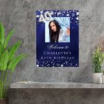 40. Geburtstag blauen Silberstars Foto willkommen Poster<br><div class="desc">Ein Begrüßungspposter für ein 40. Party. Ein marineblauer Hintergrund mit eleganten Imitaten,  die silberne Sterne tragen. Die blaue Farbe ist ungleichmäßig. Personalisieren und fügen Sie ein Foto,  einen Namen und einen Text. Weiße Buchstaben.</div>