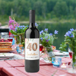 40. Geburtstag Blütengold-Rose Eukalyptus Monogram Weinetikett<br><div class="desc">Für eine elegante und weibliche Geburtstagsparty. Ein schick weißer Hintergrund. Dekoriert mit einer Rose Gold und rot rosa Rose Blume, florale, grüne Eukalyptus Blätter, Sprigs, Grün und Imitat Goldsprigs. Personalisieren und einen Namen. Schwarze und goldene Buchstaben. Der Name ist mit einem modernen handgeschriebenen Stilskript geschrieben. Nummer 40 ist mit einem...</div>