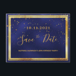 40. Geburtstag dunkelblaues Gold Save the Date Postkarte<br><div class="desc">Eine Save the Date Karte für ein 40. Party für einen Typ, Mann, Mann. Ein dunkelblauer Hintergrund mit goldenen Konfetti und einem goldfarbenen und schwarzen Rahmen in den Imitaten. Die blaue Farbe ist ungleichmäßig. Vorlagen für Datum und Name/Alter 40. Goldene Buchstaben. Der Text: Save the Date ist mit einem großen...</div>