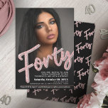 40. Geburtstag Foto Skript Glitzer Rose pink Einladung<br><div class="desc">Vierzig fett Glitzer Stil Effekt Skript-Text in Rose pink und schluckige Farben auf schwarz. Personalisieren Sie diese 40. Geburtstag Party Script Foto Geburtstagseinladung mit Ihren eigenen Geburtstagsparty Details und ein Foto Ihres Geburtstagsmädchens. Weitere Jahre und passende Artikel sind verfügbar. © Original Design von Sarah Trett für www.mylittleeden.com auf Zazzle.</div>