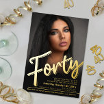 40. Geburtstag Foto-Skript Gold Folieneinladung<br><div class="desc">40 fett formatierter Text mit Goldfolie oder Ihre eigene Folienfarbe. Personalisieren Sie diese 40. Geburtstag Party Script Foto Geburtstagseinladung mit Ihren eigenen Geburtstagsparty Details und ein Foto Ihres Geburtstagsmädchens. Weitere Jahre und passende Artikel sind verfügbar. © Original Design von Sarah Trett für www.mylittleeden.com auf Zazzle.</div>