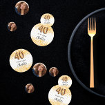 40. Geburtstag Glitzer Konfetti<br><div class="desc">Für ein elegantes Party zum 40. Geburtstag. Ein schick weißer Hintergrund. Dekoriert mit Imitaten Gold Glitzer, Glitzern. Personalisieren und einen Namen hinzufügen. Der Name wird mit einem handgeschriebenen Stilskript geschrieben. Nummer 40 mit Schriftart im Ballonstil.</div>