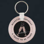 40. Geburtstag Glitzer Ombre Champagne Toast Schlüsselanhänger<br><div class="desc">Auf einem zarten, rötlich-rosa Hintergrund zeigt unsere feminine 40. Geburtstagskette rot-farbene Ober-Overlays auf Ober- und Untersohle, um Geburtstagsblasen zu schaffen. In einem goldenen Schwarz-Rose-Kreuz-Logo, blubbling Champagner-Gläser Touch in einem Toast zu den Geburtstagshonoraren. Text rund um das Logo lautet "Meilenstein Geburtstag" und "Toast bis 40 Jahre". Auf der Personalisierungsvorlage können Sie...</div>