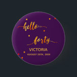 40. Geburtstag lila Goldname Datum Hallo vierzig Button<br><div class="desc">Chic trendige lila Kulisse und Imitate Goldtext geschrieben mit einem trendigen handgeschriebenen Stil: Hallo vierzig. Die Einrichtung ist mit goldenen Punkten gestaltet. Vorlagen für einen Namen und ein Datum, goldene Buchstaben. Elegant und modern für ein 40. Geburtstag Party, kann als Gutes oder eine Save the Date Erinnerung für Ihre Gäste...</div>