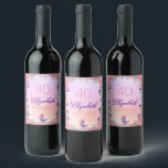 40. Geburtstag Party rosa violette Gartenfloralen Weinetikett<br><div class="desc">Ein elegantes Blumenlabel für ein 40. Geburtstags-Party oder ein Tee-Party. Ein romantischer violetter, rosa und pfirsichfarbener Hintergrund, lila und rosa Buchstaben. Mit hübschen Blume in blauen und ultra violetten Bluebells, rosa Erbschaften und Rose. Ein kleiner Lavendel-farbener Vogel singt. Vorlagen für einen Namen, Alter 40 und Datum. Der Name ist mit...</div>