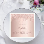 40. Geburtstag Party Rose Gold Tropfen Serviette<br><div class="desc">Eine Serviette für ein mädchenhaftes und glamouröses 40. Party. Eine Rose goldener Hintergrund mit einem eleganten Imitat Rose Gold Tropfen,  Farbe Tropfen aussehen. Der Text: Der Name ist in dunklem Rose Gold geschrieben,  mit einem großen,  modernen Schriftsatz. Vorlage für Namen,  Alter 40 und Datum.</div>