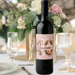 40. Geburtstag Rose Gold Glitzer Monogramm Luxus Weinetikett<br><div class="desc">Für ein mädchenhaftes und glamouröses 40. Geburtstags-Party. Eine Rose Gold Imitate metallisch aussehend Hintergrund mit Imitat Glitzer Tropfen,  Farbe Tropfen aussehen. Personalisieren und einen Namen hinzufügen. Der Name ist in dunklem Rose Gold mit einem modernen handgeschriebenen Stil geschrieben. Nummer 40 wird mit einem Schriftart im Ballonstil geschrieben.</div>