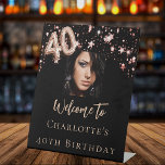 40. Geburtstag Schwarze Rose Gold Foto Stern willk Sockelschild<br><div class="desc">Ein Begrüßungszeichen für ein mädchenhaftes und glamouröses 40. Party. Ein klassischer schwarzer Hintergrund mit goldenen Sternen aus der Rose. Personalisieren und hinzufügen eines Fotos und Namens. Nummer 40 wird mit einem Schriftart im Ballonstil geschrieben.</div>