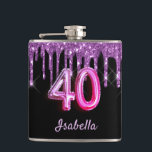 40. Geburtstag schwarzer lila Glitzer Flachmann<br><div class="desc">Ein Geschenk von Freunden für ein mädchenhaftes und glamouröses 40. Geburtstagsmädchen. Ein klassischer schwarzer Hintergrund mit lila Imitate Glitzer Tropfen, Farbe Tropflook. Personalisieren und einen Namen hinzufügen. Der Text: Der Name ist violett geschrieben mit einem modernen handgeschriebenen Stift. Das Alter 40 ist mit einem angesagten Schriftart im Ballonstil geschrieben. Diese...</div>