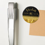 40. Geburtstag schwarzes Gold eleganter Bogen Magnet<br><div class="desc">Elegant,  klassisch,  glamourös und feminin. Ein goldfarbener Bogen mit goldenem Glitzer und Funkeln,  ein bisschen Bling und Luxus zum Geburtstag. Schwarzer Hintergrund. Vorlagen für ihren Namen,  ihr Alter,  ihr Geburtsdatum und ihr Geburtstag.</div>