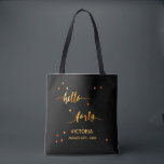 40. Geburtstag schwarzes Gold hello 40 Namensskrip Tasche<br><div class="desc">Elegant und modern für ein 40. Geburtstagsmädchen. Chic schwarzer Hintergrund und Imitate goldener Text geschrieben mit einem trendigen handgeschriebenen Stil: Hallo vierzig. Die Einrichtung ist mit goldenen Punkten gestaltet. Vorlagen für einen Namen und Datum,  goldener Brief.</div>