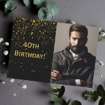 40. Geburtstagseinladung Foto schwarz für Typ Männ Einladung<br><div class="desc">Schwarzer Hintergrund mit goldenem Konfetti. Mit dem Text: 40. Geburtstag! vorne. Vorlage für Ihr Foto. Eine Geburtstagsfeier für Männer. Fügen Sie Ihre Veranstaltungsdetails auf der Rückseite hinzu.</div>