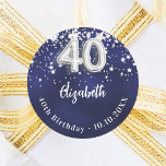 40. Geburtstagsnacht blaue Silberstars Runder Aufkleber<br><div class="desc">Ein Aufkleber für ein 40. Party. Eine marineblau Hintergrundfarbe mit Imitaten silbernen Sternen. Die blaue Farbe ist ungleichmäßig. Fügen Sie Ihren Namen,  Text hinzu.</div>
