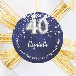 40. Geburtstagsnacht blaue Silberstars Runder Aufkleber<br><div class="desc">Ein Aufkleber zum 40. Geburtstag. Eine marineblau Hintergrundfarbe mit Imitaten silbernen Sternen. Die blaue Farbe ist ungleichmäßig. Fügen Sie Ihren Namen,  Text hinzu. Text: Danke,  dass du mit mir gefeiert hast!</div>
