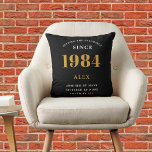 40. Geburtstagsname 1984 Black Gold Elegant Chic Kissen<br><div class="desc">40. Geburtstagssonderaktion 1984 Geborenes Schwarz-Gold-Chic Elegant-Kissen - Ideal für Zuhause Décor. Feiern Sie Ihren 40. Meilenstein mit unserem Black Gold Elegant Chic Throw Kissen. Dieses künstlerisch entworfene Kissen ist nicht nur ein Kissen, sondern eine Hommage an Ihre goldene Reise seit 1984. Mit Stil und Eleganz ist es eine perfekte Mischung...</div>