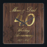 40. Hochzeitstag-karminrote Hochzeits-Eltern Quadratische Wanduhr<br><div class="desc">Mama und Vater 40 Jahre zusammen,  nummerieren 40 Goldblick-Typografie karminrotes des Hochzeits-Jahrestags-40. Jahrestags-Party Hochzeits-des Jahrestags-40. rustikaler hölzerner Fotografie-Hintergrund elegante Wand-Uhr einzigartiges Jahrestags-Geschenk für Eltern</div>