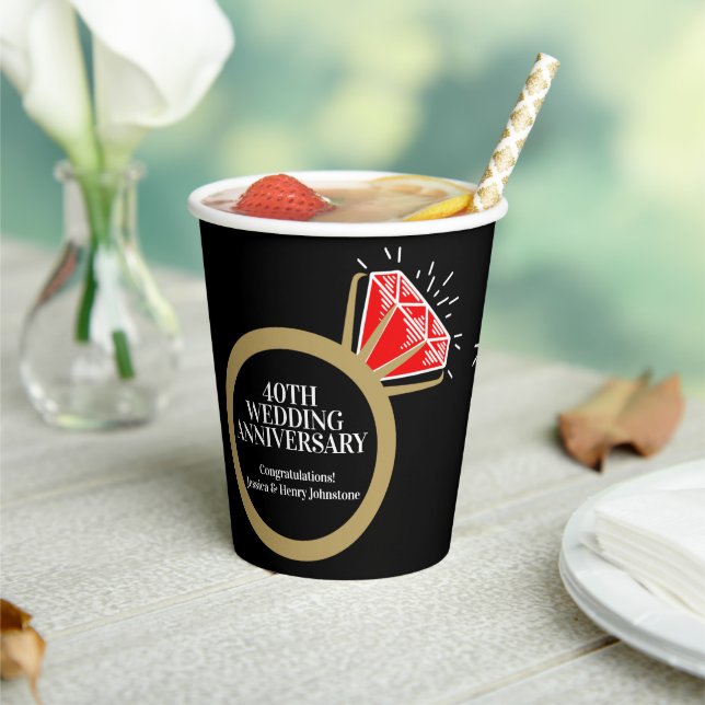 40. Hochzeitstag ruby Ring Spaß Fakten schwarz Pappbecher (In Situ)