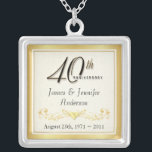 40. Jahrestags-eleganter Andenken-Anhänger Versilberte Kette<br><div class="desc">40. Jahrestags-Andenken-Halskette -- Eleganter Hochzeitstag-Anhänger des Gold40. mit formalem Skript und in einer Liste verzeichnetem antikem Entwurf -- Fertigen Sie die Namen und das Datum für Ihre glückliche Feier besonders an. Vervollkommnen Sie Geschenk für Ihre Ehefrau, Mutter, Großmutter, um 40 Jahre der Heirat zu gedenken. Zusammenpassende Karten, Einladungen, Porto und...</div>