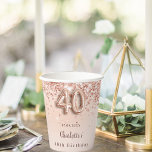 40. Rose Gold Glitzer Monogramm Name Pappbecher<br><div class="desc">Für ein glamouröses und mädchenhaftes 40. Geburtstag Party. Eine Rose mit goldenem Farbverlauf. Auf der Vorderseite und auf der Rückseite: Personalisieren und fügen Sie einen Namen und ein Datum. Dekoriert mit Imitaten Glitzer Staub. Nr. 40 ist mit einem Schriftart im Ballonstil geschrieben.</div>