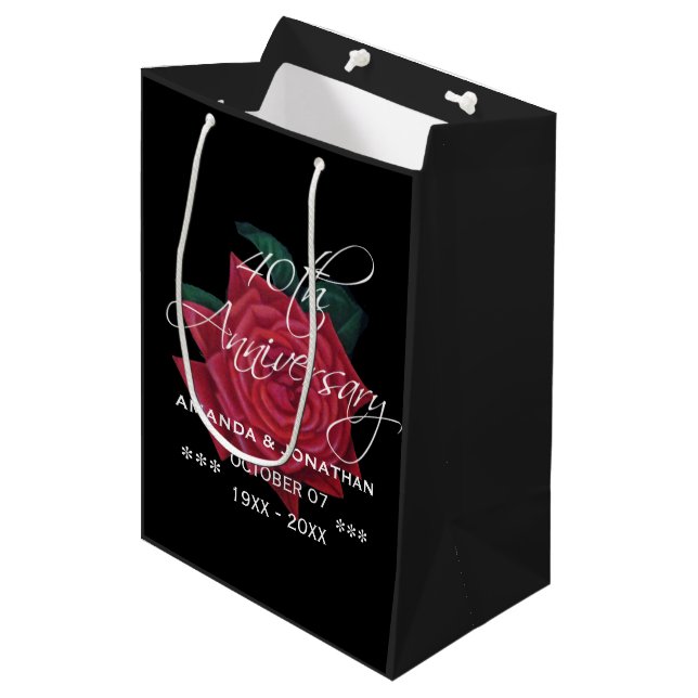 40. Ruby Wedding Anniversary Rote Rose Mittlere Geschenktüte (Vorderseite Schrägansicht)