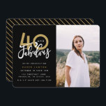 40 und fabelhafte Geburtstagsparty Foto Einladung<br><div class="desc">Feiern Sie Ihren 40. Geburtstag stilvoll mit diesen schwarzen und goldenen vierzig und fabelhaften Geburtstag Überraschung Party Foto Einladungen. Modernes Design mit Skripttext und fett gedruckter Grafik. Ändern Sie die Farbe,  um sie anzupassen. Teil einer Sammlung.</div>
