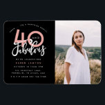 40 und fabelhafte Geburtstagsparty Foto Einladung Magnet<br><div class="desc">Feiern Sie Ihren 40. Geburtstag stilvoll mit diesen schwarz-rosa vierzig und fabelhaften Geburtstag Überraschung Party Foto Einladungen. Modernes Design mit Skripttext und fett formatierter Grafik. Ändern Sie die Farbe,  um sie anzupassen. Teil einer Sammlung.</div>