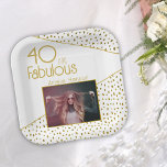 40 und fabelhafte Gold Glitzer Foto 40. Geburtstag Pappteller<br><div class="desc">40 und fabelhafte Gold Glitzer Foto 40. Geburtstag Party Paper Teller. Modernes Design mit trendiger Typografie und Imitaten Gold Glitzer Spots. Das Design hat ein benutzerdefiniertes Foto und einen eigenen Namen. Machen Sie personalisierten Party Teller zum 40. Geburtstag für sie.</div>
