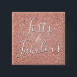 40 und fabelhafte Rose Gold Blush Pink Glitzer Button<br><div class="desc">40 und fabelhafte 40. Geburtstag Party Imitats Sparkle und Glitzer Rose Gold Blush Pink Tasten sind perfekt für eine Rose Gold oder Blush Pink Geburtstagsparty. Diese 40 und fabelhaften Party-Buttone sind perfekt für eine mädchenhafte Geburtstagsparty.</div>