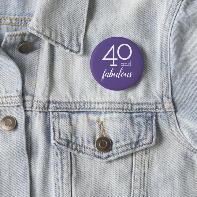 40 und Fabulous | Moderne Violet- und Weißtypograf Button (Beispiel)