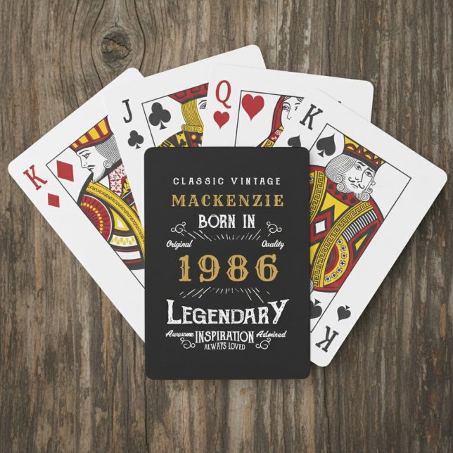 40th Birthday Born 1986 Legend Black Gold Spielkarten (Born 1986 playing card. Wood background.)