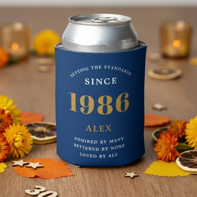 40th Birthday Name 1986 Blue Gold Elegant Chic Dosenkühler (1986 blue can cooler on a table)