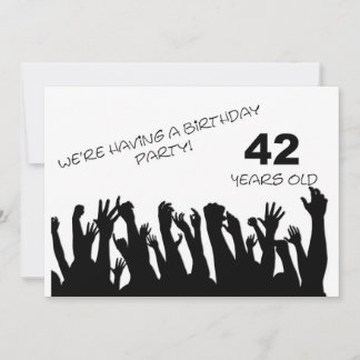 42. Party Einladung mit jubelnden Menschenmassen