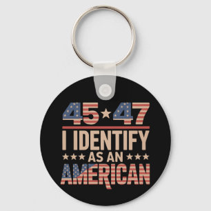 45 47 Ich identifiziere mich als amerikanischer Tr Schlüsselanhänger