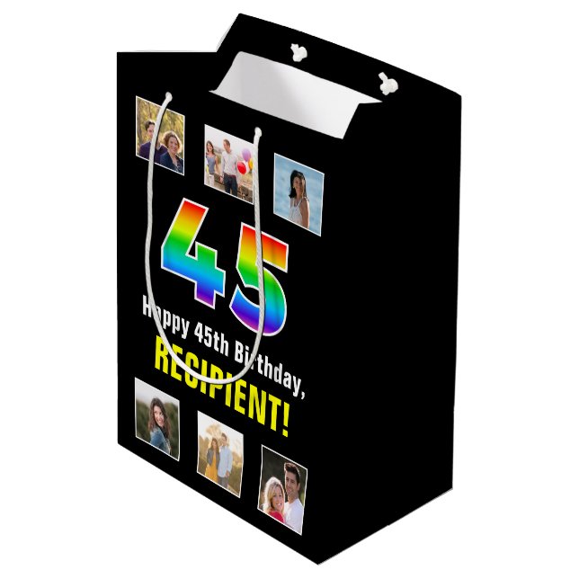 45. Geburtstag: Regenbogen "45", benutzerdefiniert Mittlere Geschenktüte (Rückseite Schrägansicht)