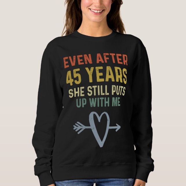 45th Anniversary  Couples She Still Puts Up With M Sweatshirt (Vorderseite)