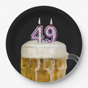 49. Geburtstagsbier auf schwarzem Papierplatten Pappteller