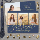4 Foto Abschluss Collage Script Navy Blue & Gold Ankündigung<br><div class="desc">Teilen Sie die Freude an einer High School oder Uni-Abschluss mit diesen maßgeschneiderten 4 Foto Collage Blue und Gold Ankündigungen. Alle Bilder und Texte sind einfach zu personalisieren. (IMAGE PLACEMENT TIP: Eine einfache Möglichkeit, ein Foto genau so zu zentrieren, wie Sie es gewollt haben, ist es, es einzuschneiden, bevor Sie...</div>