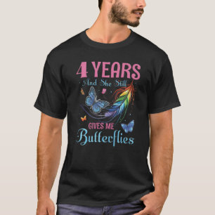 4 Jahre und sie gibt mir noch Schmetterlinge Lesbe T-Shirt