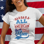 4. Juli Alle amerikanischen Mama patriotische Fami T-Shirt<br><div class="desc">Feiern Sie den vierten Juli mit diesem patriotischen T - Shirt mit der Formulierung "All American Mom" in rot und hellblau Retro-Stil Schriftart über die ikonische US Flagge-Flagge der USA. Dieser T - Shirt ist einfach mit Ihrem Namen anpassbar und eignet sich ideal für jedes Party oder Familienunternehmen am 4....</div>