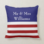 4. Juli Hochzeitskissen Kissen<br><div class="desc">Der Name des neuen Ehepaares schmückt dieses rote, weiße und blaue Kissen und ist damit ein tolles Accessoire für den Sweetheart Tisch oder neue Zuhause.</div>