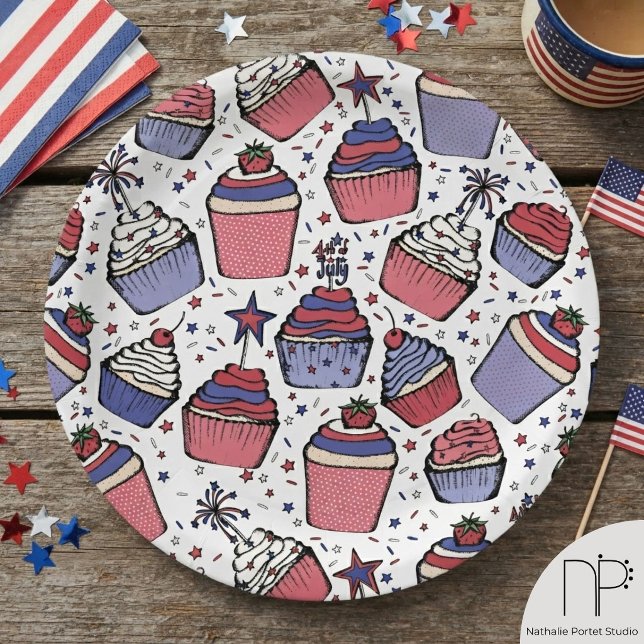 4. Juli Red White and Blue Patriotic Cupcakes Pappteller (July 4th Cupcake Paper Plate features hand-drawn patriotic cupcakes, strawberries, cherries)