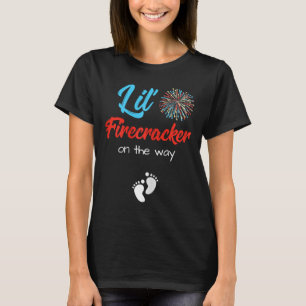 4. Juli Schwangerschaftsshirt Lil' Firecracker On  T-Shirt