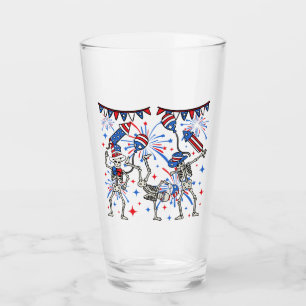 4. Juli tanzende Skelette trinken Glas