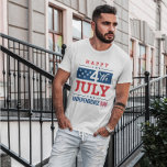 4. Juli Unabhängigkeitstag T-Shirt<br><div class="desc">Zum 4. Juli Unabhängigkeitstag, moderne Typografie mit amerikanischen Fahnenfarben, Sternen und Streifen. Modernes patriotisches Design.</div>