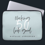50 aussehen wie Gold Geburtstagsfeier Laptopschutzhülle<br><div class="desc">Feiern Sie Ihren 50. Geburtstag stilvoll mit diesem schicken,  eleganten 50. Geburtstagsdesign. Modernes Design mit Skripttext und fett formatierter Grafik. Ändern Sie die Farbe,  um sie anzupassen. Teil einer Sammlung.</div>